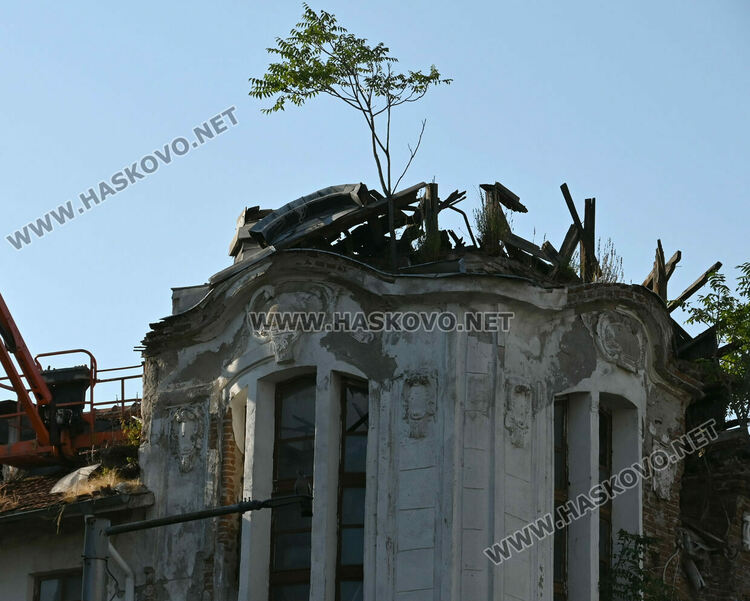 Демонтираха опасния купол на „Марса“