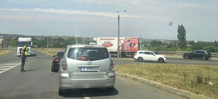 Затвориха АМ „Марица“, заради пожара в Сакар, движението по бившия път Е-80 е ад  