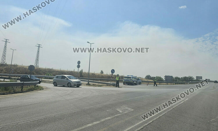 Затвориха АМ „Марица“, заради пожара в Сакар, движението по бившия път Е-80 е ад  