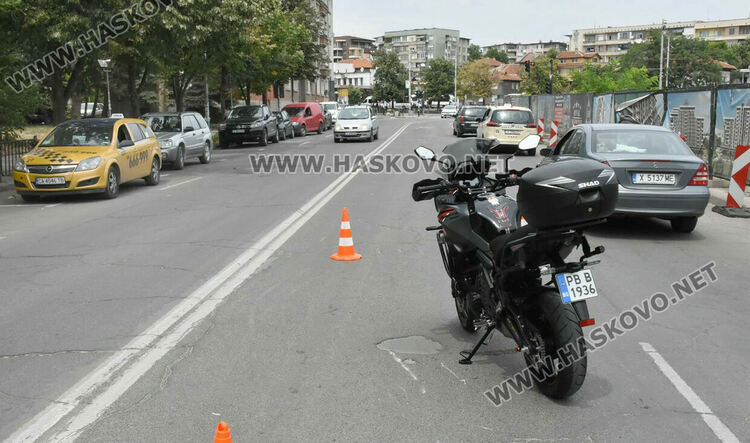Мотоциклетист е в болница след удар с такси в Хасково