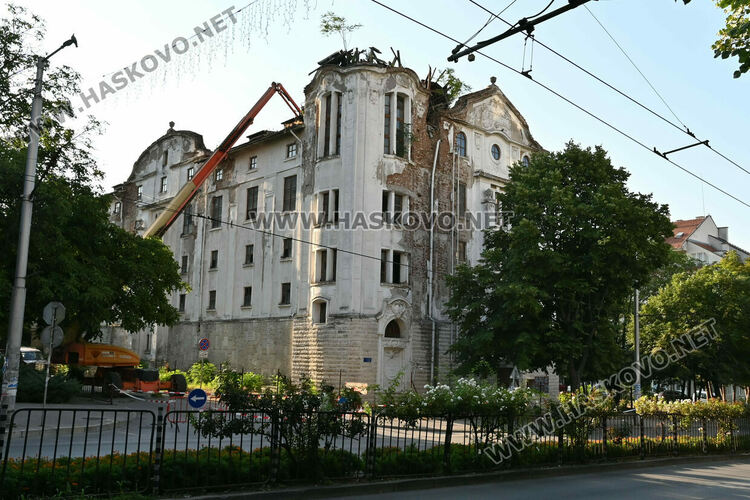 Демонтираха опасния купол на „Марса“