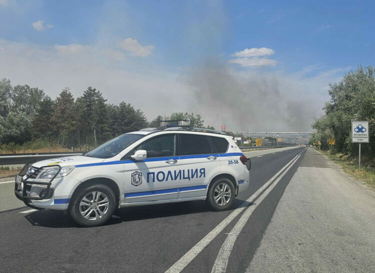 Затвориха АМ „Марица“, заради пожара в Сакар, движението по бившия път Е-80 е ад  