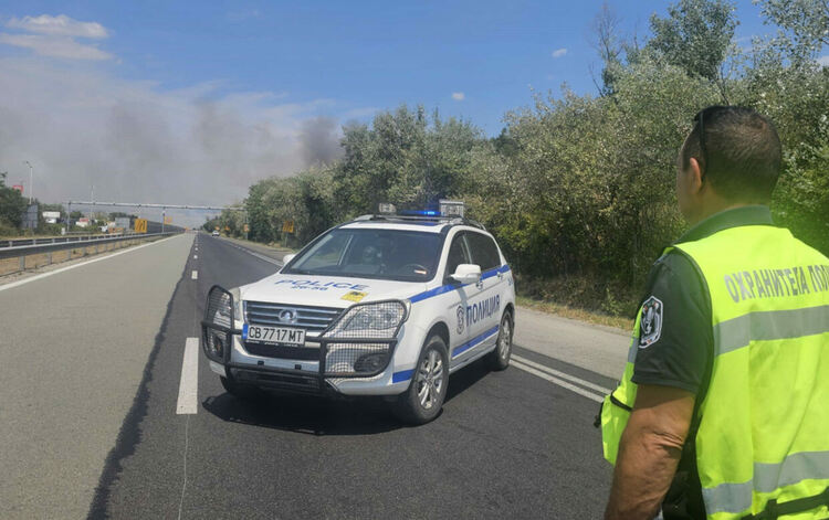 Затвориха АМ „Марица“, заради пожара в Сакар, движението по бившия път Е-80 е ад  