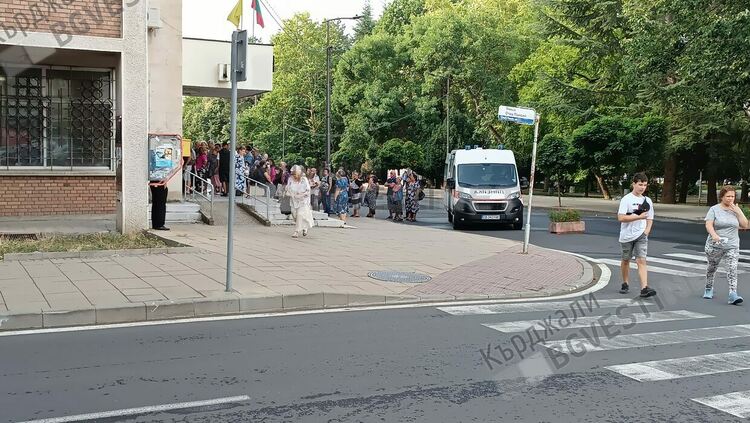 Възрастен мъж припадна на опашка за пенсии пред Пощата в Кърджали