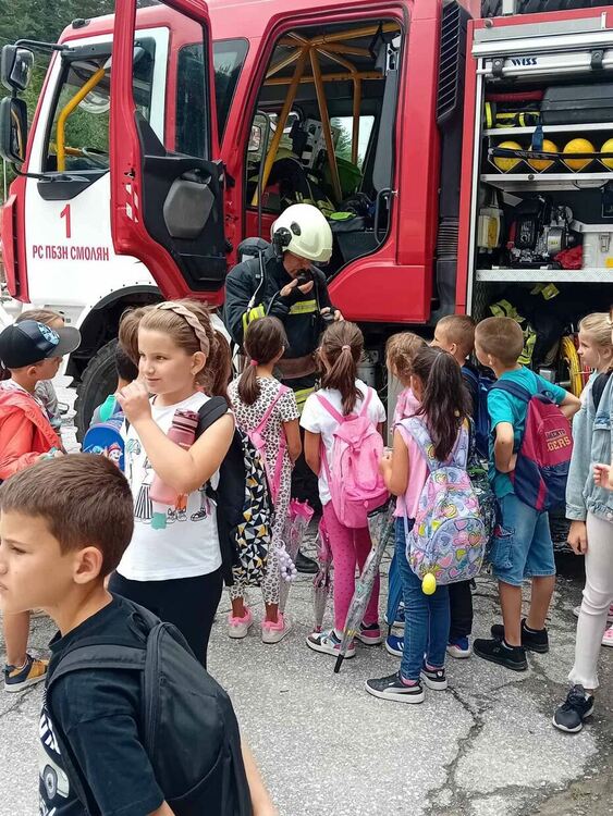 Децата от „Мегс Академи“ посетиха пожарната служба в Смолян по повод Седмицата на МВР