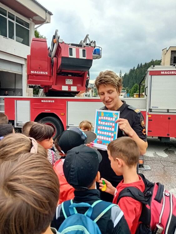 Децата от „Мегс Академи“ посетиха пожарната служба в Смолян по повод Седмицата на МВР