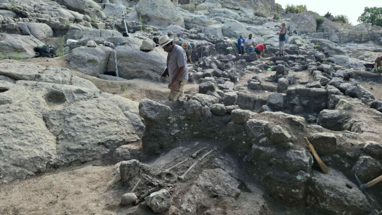 Николай Овчаров:Живи и мъртви са съжителствали заедно в Перперикон