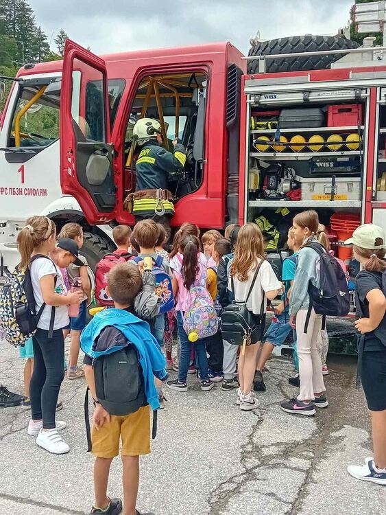 Децата от „Мегс Академи“ посетиха пожарната служба в Смолян по повод Седмицата на МВР