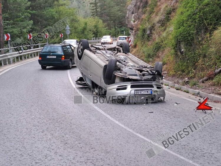  27-годишен се преобърна с „Тойота“ по таван на пътя Широка лъка – Девин, няма пострадали