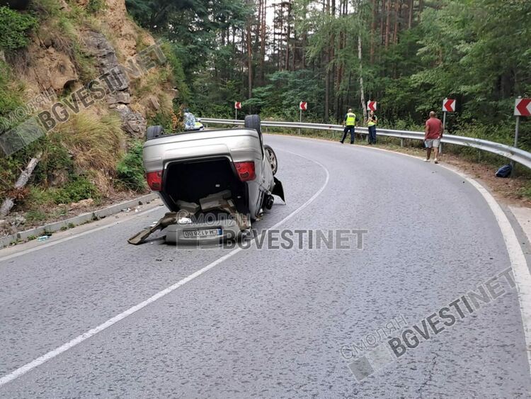  27-годишен се преобърна с „Тойота“ по таван на пътя Широка лъка – Девин, няма пострадали