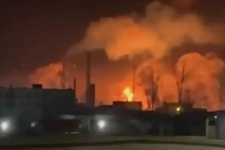 Украински дронове удариха нефтопреработвателно предприятие в Русия