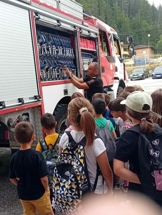 Децата от „Мегс Академи“ посетиха пожарната служба в Смолян по повод Седмицата на МВР