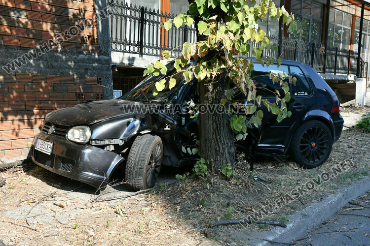 Водач на „Фолксваген Голф“ се заби в дърво заради блокирало колело