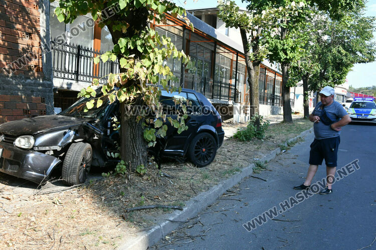 Водач на „Фолксваген Голф“ се заби в дърво заради блокирало колело