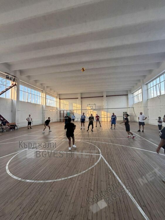 Деца със специални потребности надиграха полицаи от Кърджали в демонстративен волейболен мач