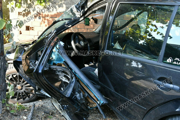 Водач на „Фолксваген Голф“ се заби в дърво заради блокирало колело