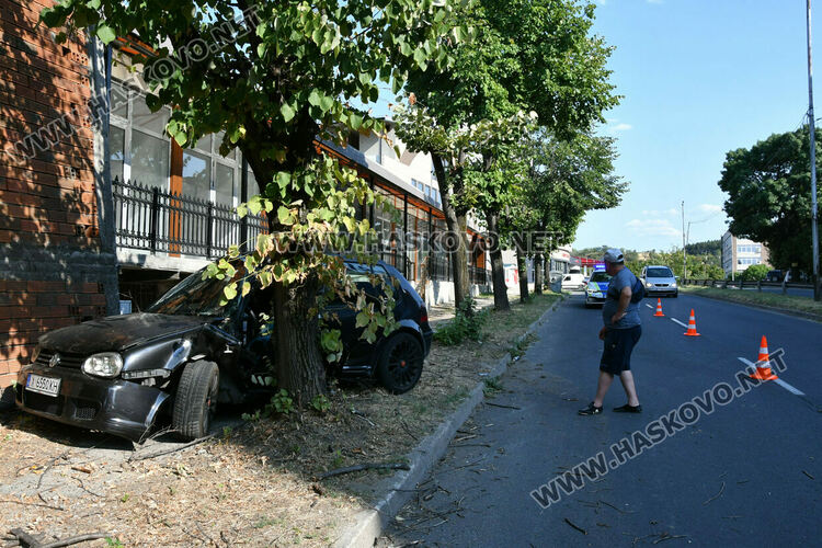 Водач на „Фолксваген Голф“ се заби в дърво заради блокирало колело