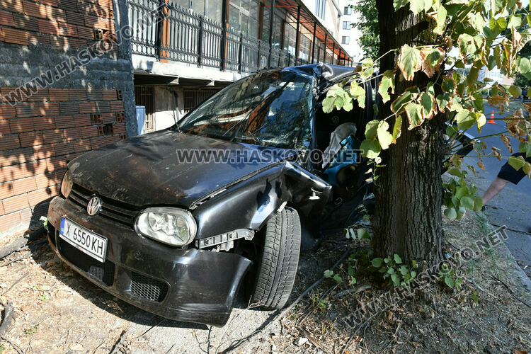 Водач на „Фолксваген Голф“ се заби в дърво заради блокирало колело