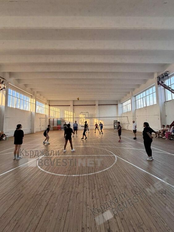 Деца със специални потребности надиграха полицаи от Кърджали в демонстративен волейболен мач