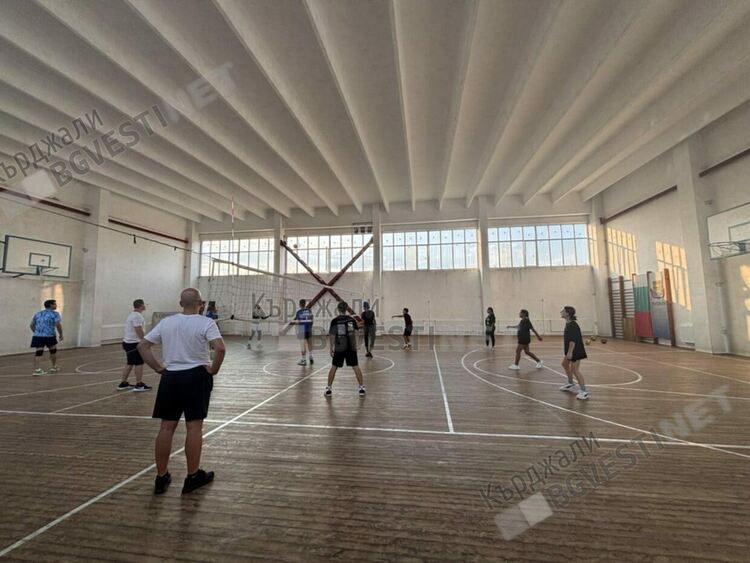 Деца със специални потребности надиграха полицаи от Кърджали в демонстративен волейболен мач