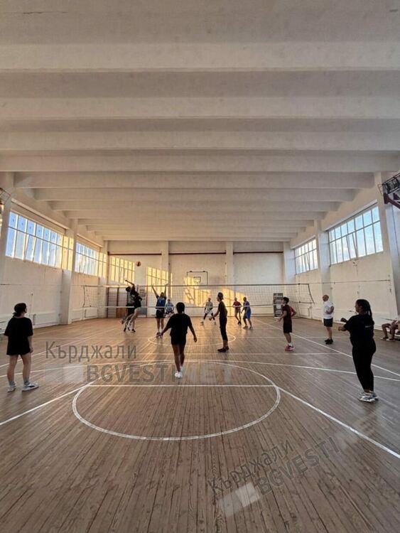 Деца със специални потребности надиграха полицаи от Кърджали в демонстративен волейболен мач