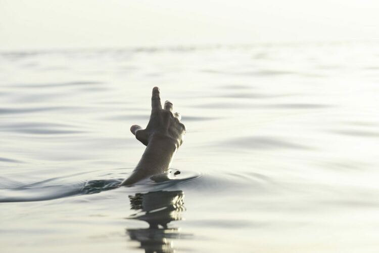 Издирват тялото на 18-годишен, удавил се край плаж "Аркутино"