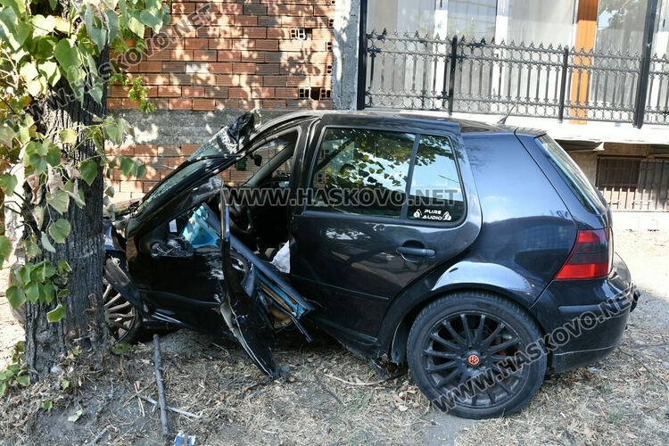 Водач на „Фолксваген Голф“ се заби в дърво заради блокирало колело