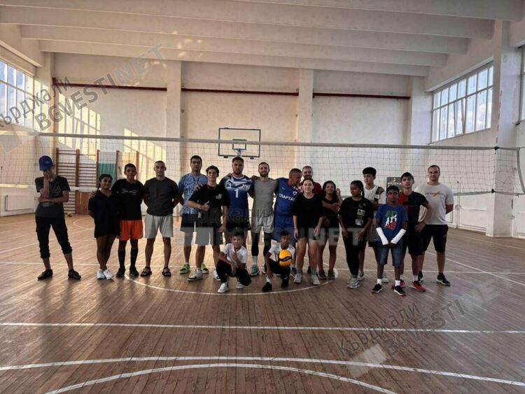 Деца със специални потребности надиграха полицаи от Кърджали в демонстративен волейболен мач