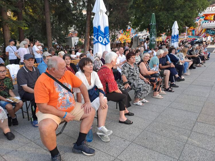 Девин празнува своя празник с вяра в бъдещето и благодарност към миналото (Галерия) 