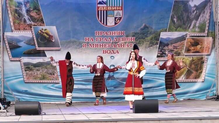 Девин празнува своя празник с вяра в бъдещето и благодарност към миналото (Галерия) 
