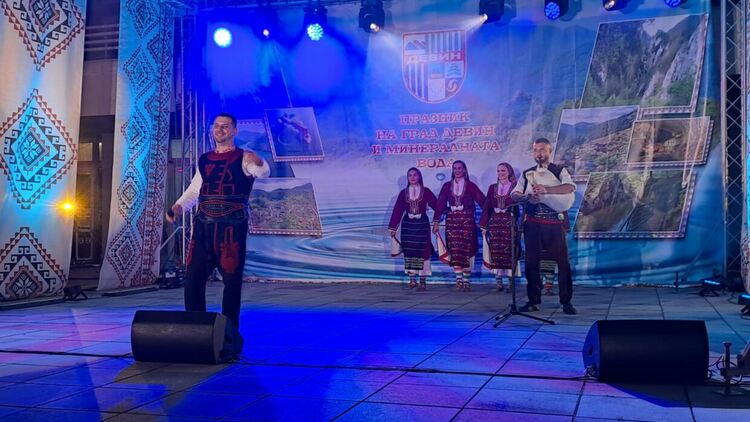 Девин празнува своя празник с вяра в бъдещето и благодарност към миналото (Галерия) 