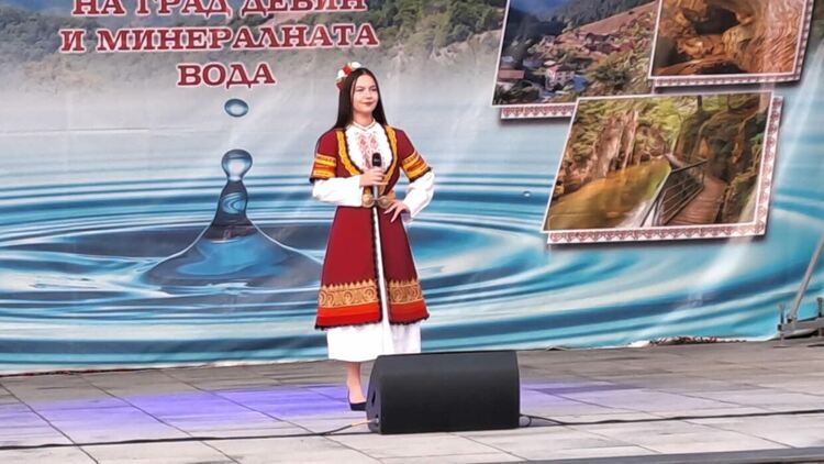 Девин празнува своя празник с вяра в бъдещето и благодарност към миналото (Галерия) 