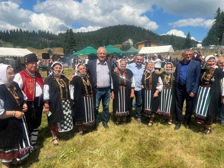 Хайдушки поляни отново оживяха с песни и танци