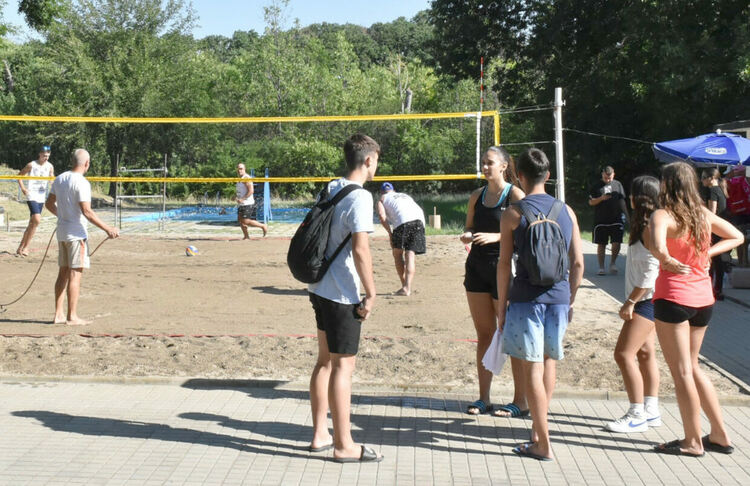 12 отбора се борят за трофея в турнир по плажен волейбол в Димитровград 