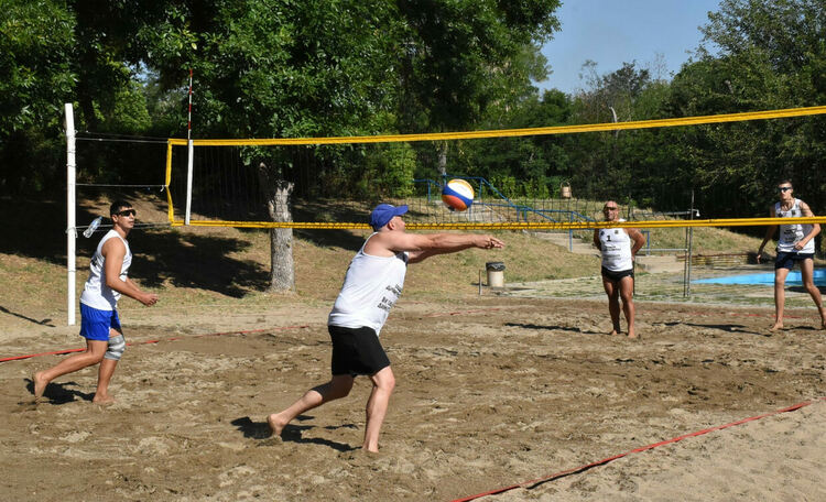 12 отбора се борят за трофея в турнир по плажен волейбол в Димитровград 