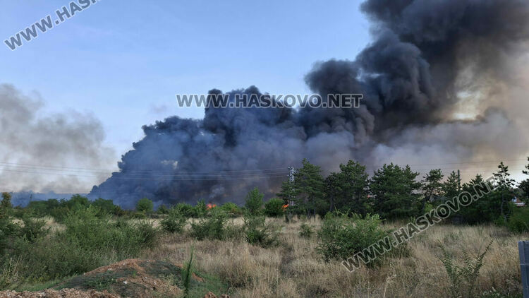 Пожар тръгна от автоморга край Харманли