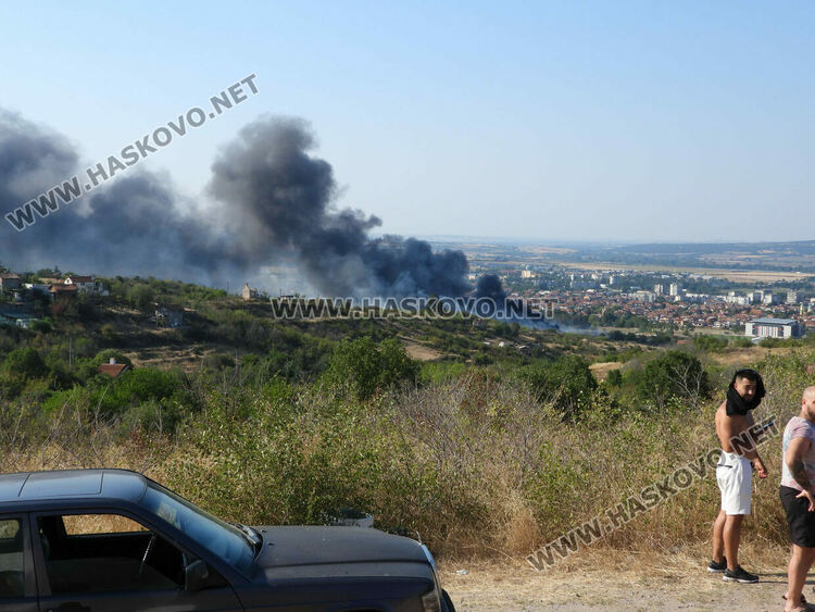 Пожар тръгна от автоморга край Харманли
