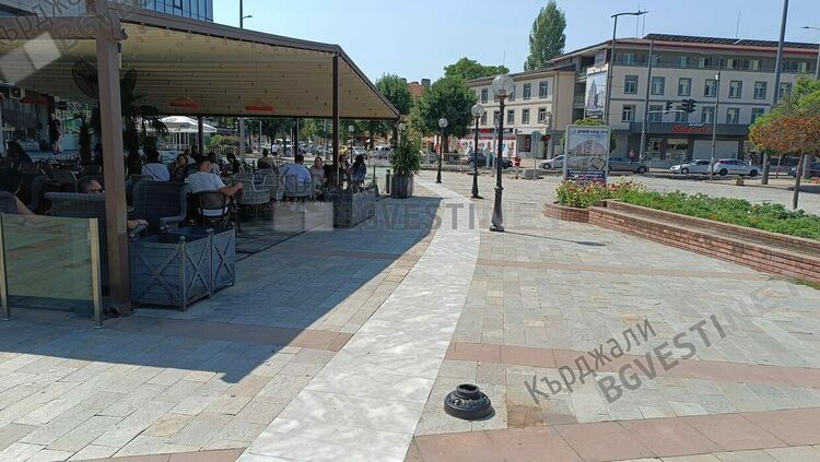 Пияни кърджалийци потрошиха лампите до комплекс”Орфей”,чакат Общината половин година за да ги отремонтира