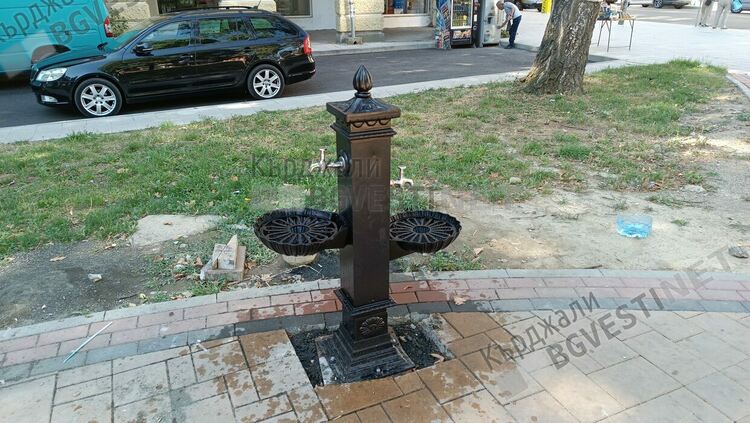 Подмениха обществените чешми в Кърджали с нови, вандали побързаха да им посегнат/снимки/