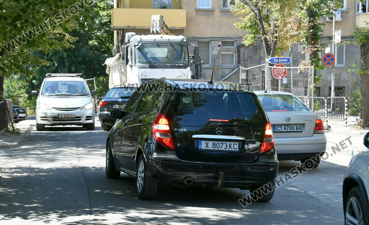 Затвориха ул. „Стара планина“ в Хасково – трафикът е кошмарен и нерегулиран