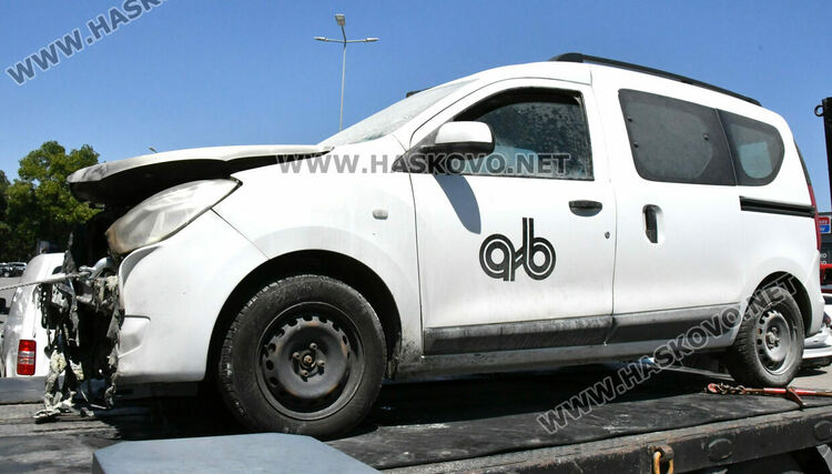 Кола с работещ двигател и климатик пламна на паркинг в Хасково, докато водачът пазарува