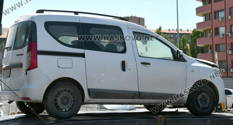 Кола с работещ двигател и климатик пламна на паркинг в Хасково, докато водачът пазарува