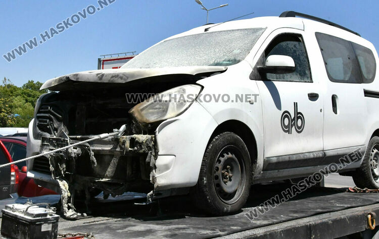 Кола с работещ двигател и климатик пламна на паркинг в Хасково, докато водачът пазарува