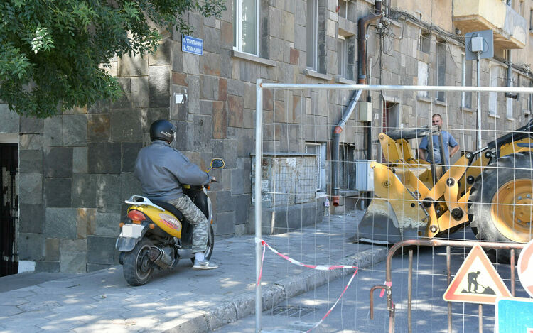 Затвориха ул. „Стара планина“ в Хасково – трафикът е кошмарен и нерегулиран