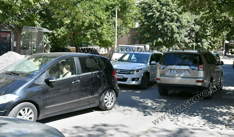 Затвориха ул. „Стара планина“ в Хасково – трафикът е кошмарен и нерегулиран