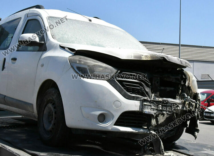 Кола с работещ двигател и климатик пламна на паркинг в Хасково, докато водачът пазарува