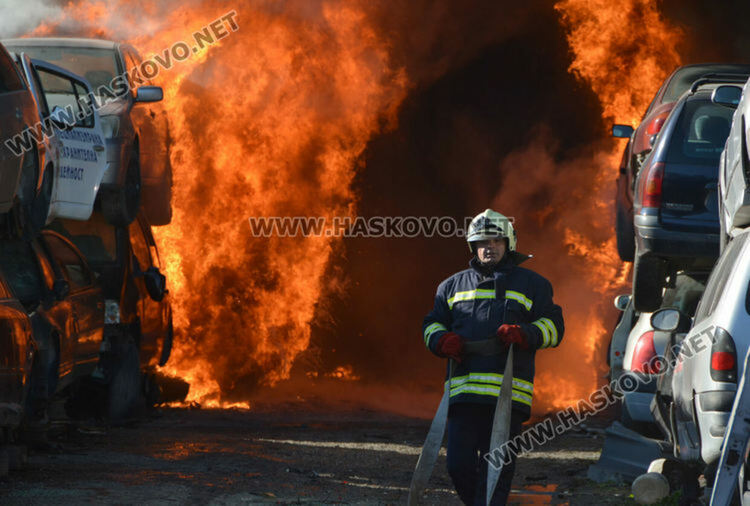 150 автомобила са изгорели при пожара в автоморгата до Харманли