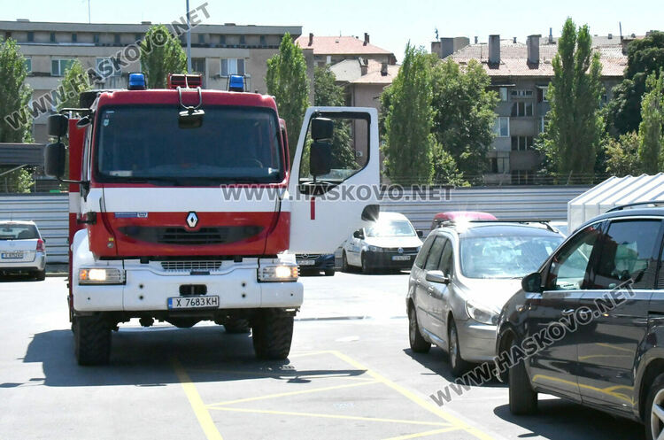 Кола с работещ двигател и климатик пламна на паркинг в Хасково, докато водачът пазарува
