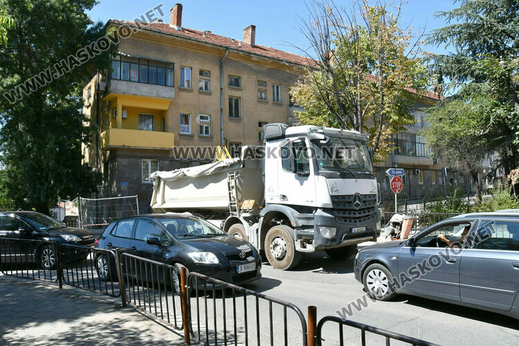 Затвориха ул. „Стара планина“ в Хасково – трафикът е кошмарен и нерегулиран