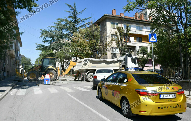 Затвориха ул. „Стара планина“ в Хасково – трафикът е кошмарен и нерегулиран